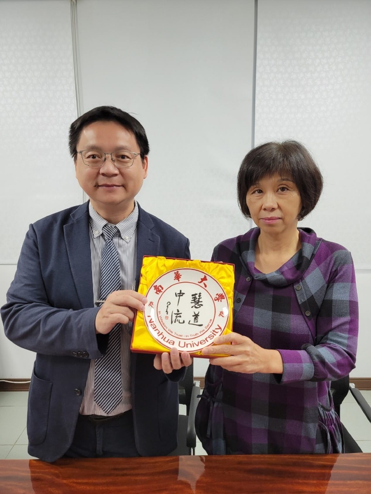 C:UsersUSERPictures01南華大學科技學院陳柏青院長(左)代表學校與金門縣農業試驗所楊慧明所長(右)簽署MOU。.jpg