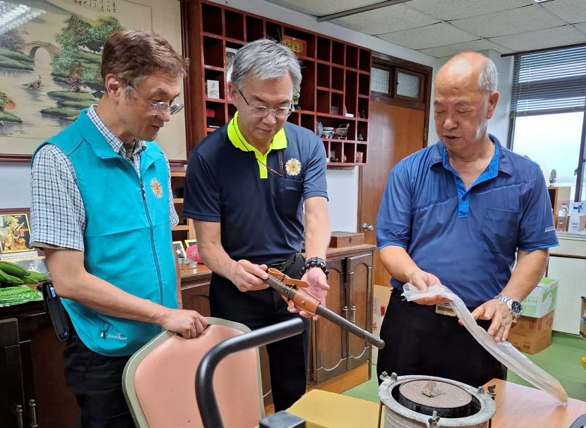 佳里榮家白永成主任珍藏多年文物無私捐贈佳里榮譽國民之家