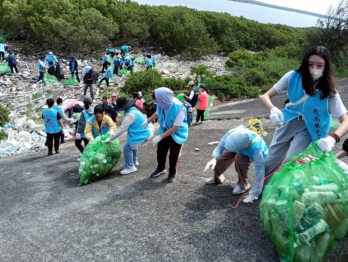 南華大學啟動北港溪東石堤防淨岸行動　跨域合作守護河海生態