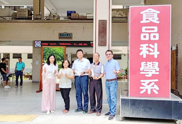 嘉大食科系邱婉琪同學開發苦茶油產品登上2025新加坡FHA國際舞台