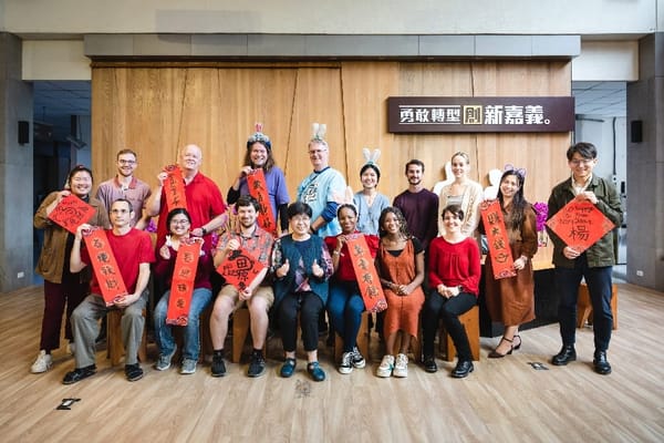 嘉市外師寫春聯迎新 21位外師親自寫下對兔年的祝福