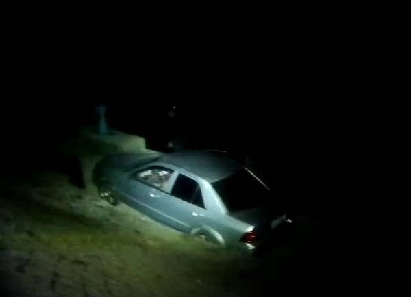 未注意海水漲潮 夫妻竟受困海堤外車內 嘉縣朴子員警下水搶救
