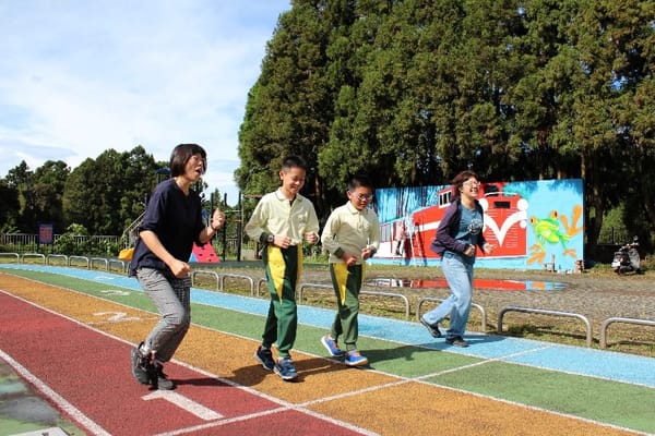 樂學齊跑、快樂上學 嘉義縣中和國小師生齊步跑 開學迎新活動熱鬧登場