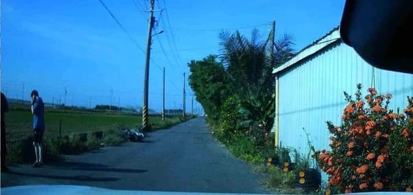 老翁摔車跌落1米深水溝 嘉縣布袋員警上班途中主動協助救援送醫 !