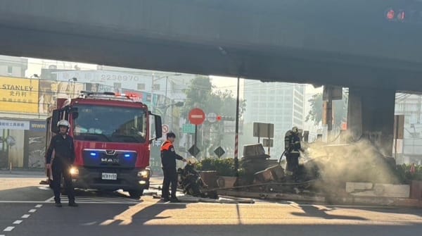 男子酒駕自撞分隔島