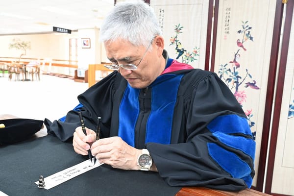 南華大學「畢業美拍就在圖書館」　抓住大學最美的時光