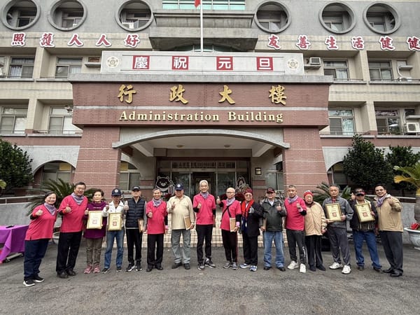 高雄榮家元旦升旗 歡欣鼓舞迎新年
