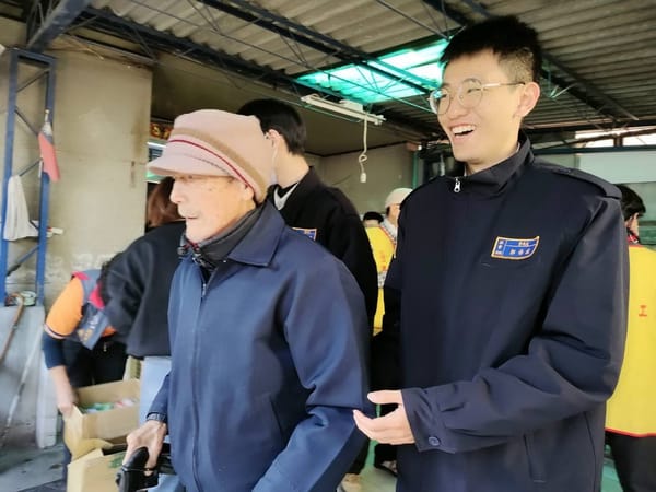 榮欣志工攜手救國團協助榮民爺爺清淨家園 一起圍爐慶生過好年